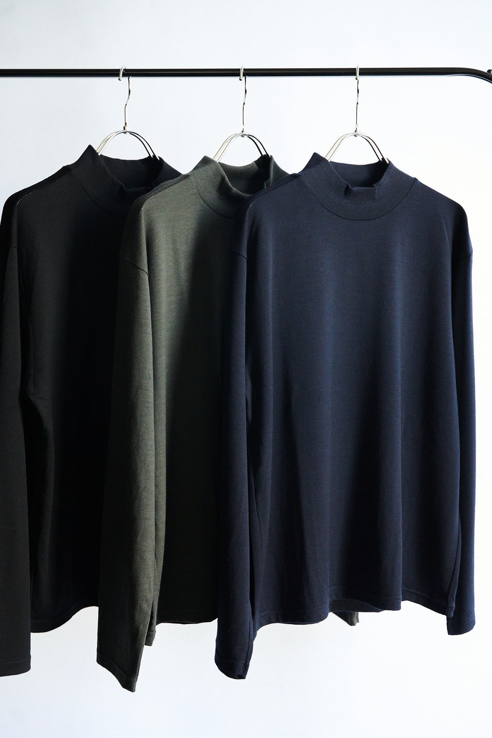 <div style="font-size: 80%">メリノウール<br>モックネックTシャツ</div>