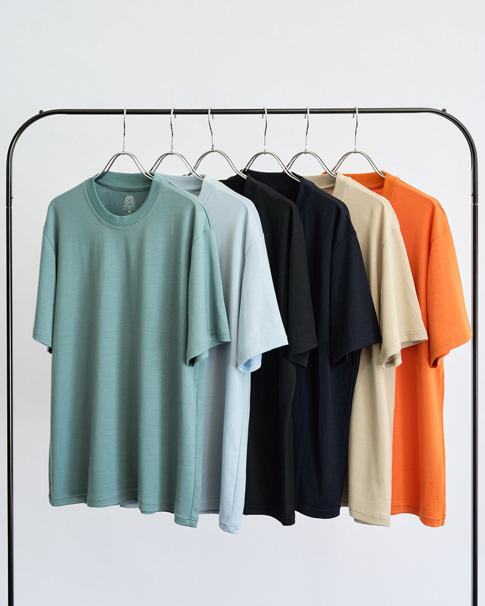 <div style="font-size: 55%">23時間を快適にする<br>メリノウールTシャツ<br>レギュラーフィットに新色登場</div>